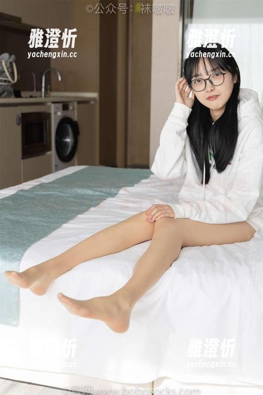BoBoSocks袜啵啵-小甜豆 BoBoSocks袜啵啵 - 小甜豆的透明脚尖:油亮肉丝合集,谁说不能一边吃边看?
