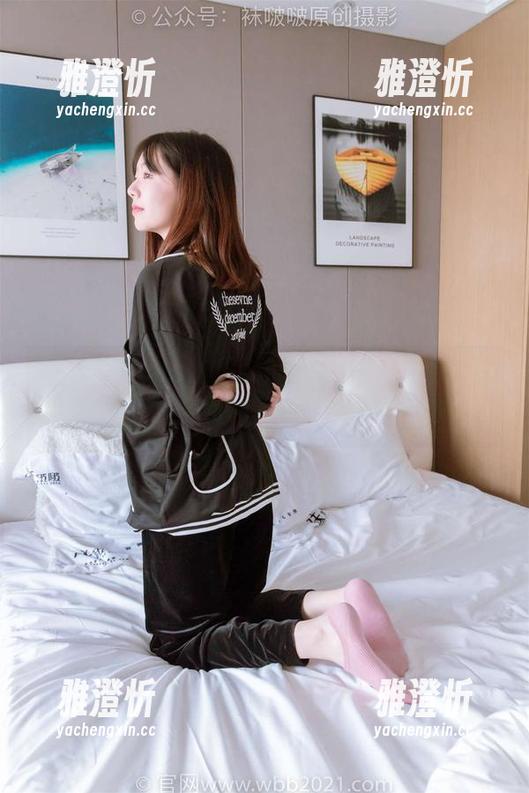 BoBoSocks袜啵啵-熊熊 BoBoSocks袜啵啵 - 看熊熊的蓝色短棉袜(踩脏)免费写真,让你眼前一亮。