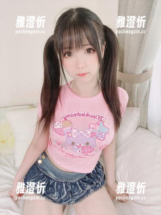 shimo霜月的白裙照，cos得很好，就是忍不住想说她那表情…原图真是捕捉了一瞬间的呆萌！