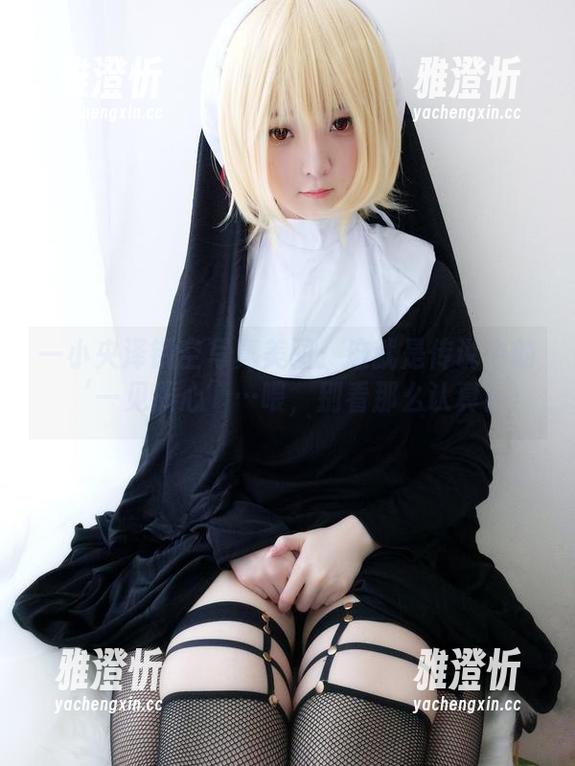 一小央泽 一小央泽镂空写真美图:这就是传说中的‘一见倾心’…喂,别看那么认真!