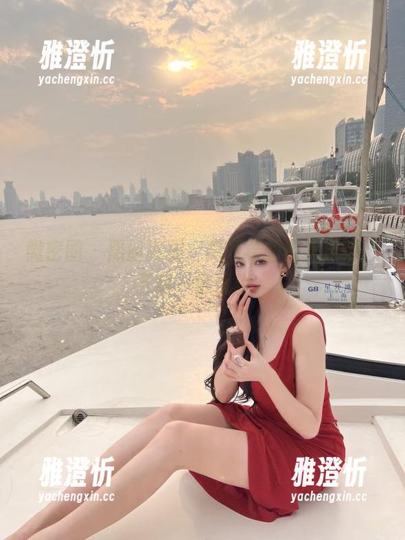 周妍希 微密圈 - 黑丝高跟:周妍希的街头风情,下载一份优雅。