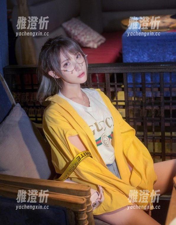 在下萝莉控ii 这就是在下萝莉控ii的灰丝写真,时尚与调皮的诡谲交汇,来一场视觉的平衡游戏!