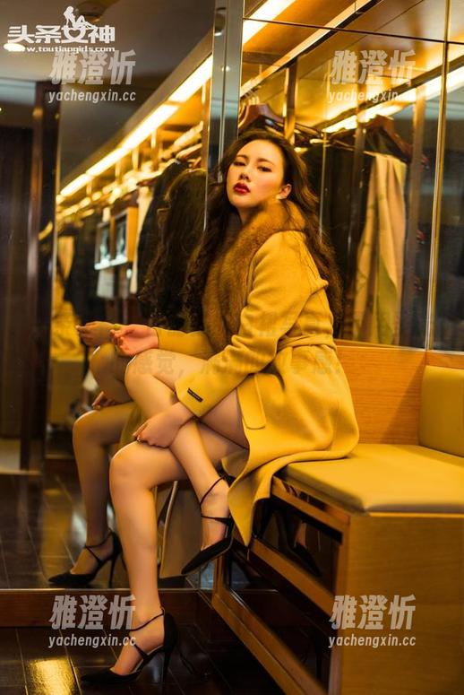 头条女神-古丽苏 头条女神 - 古丽苏的白裙写真,不用圣光的感觉,满满的故事感!