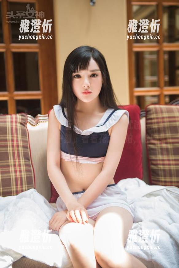 头条女神-张蓝欣 头条女神 - 张蓝欣校园写真:试试在教室里“偷闲”一刻,看看花式摆拍,哈哈!