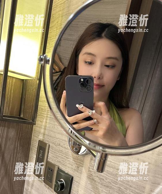 奶雯 微密圈 - 奶雯护士写真:那份温暖和柔情,有点色彩但只在眼神间闪烁。