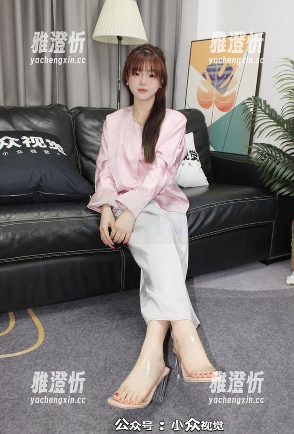 小众视觉-圆圆 小众视觉 - 从修女到时尚:圆圆的写真套图真是个奇妙的转变
