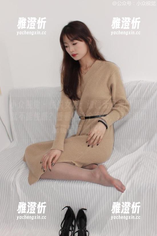 小众视觉-悦悦 小众视觉 - 悦悦女友:谁说无圣光的原图就不能性感?看看她这个姿势,我脑海的滤镜瞬间崩塌!