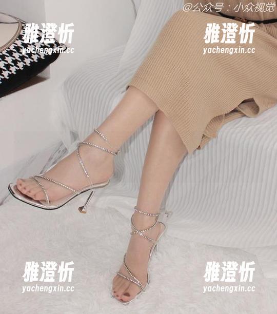 小众视觉-灵灵 小众视觉 - 浴缸漫游:灵灵在高清图库中的轻盈姿态