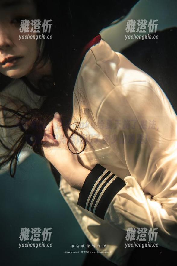 落落Raku 泳装美图,落落Raku给夏天施了魔法,但我只想知道她用了多少防晒霜!