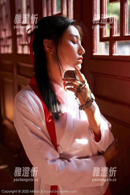 蜜桃社-小魔女lily 蜜桃社 - 小魔女lily定制的瑜伽课程:不仅是姿势美,图片中还有无尽的欢乐!