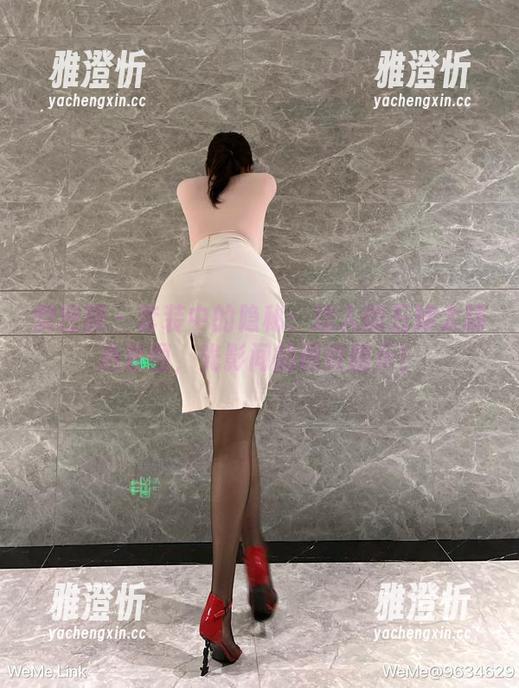 迷人的五姨太 微密圈 - 套装中的隐秘:迷人的五姨太精选套图,光影间的调皮暗示!