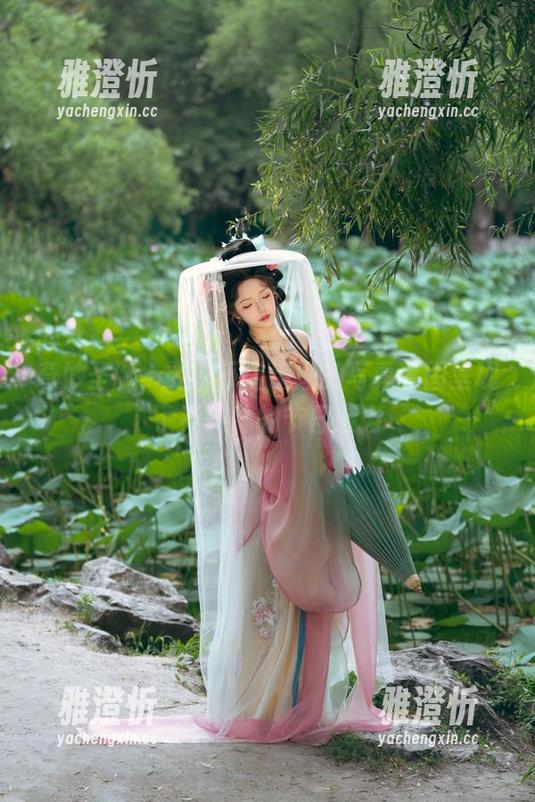 雯妹不讲道理 奇妙圣诞,雯妹不讲道理的写真套图呈现了不一样的节日魅力
