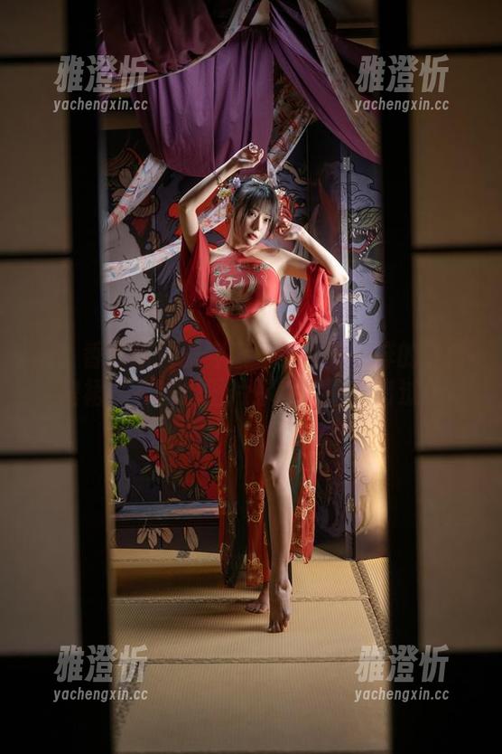 香草喵露露 看!香草喵露露穿上杨枝甘露一样的露背裙裙——这组图片你绝对不想错过!