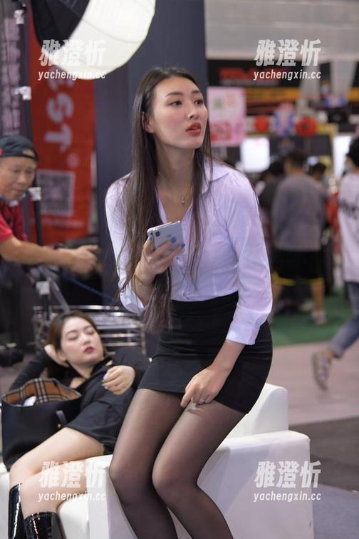 魔镜街拍-艾小青 魔镜街拍 - 艾小青的超短裙肉丝私房:大胆与温柔的混搭之旅