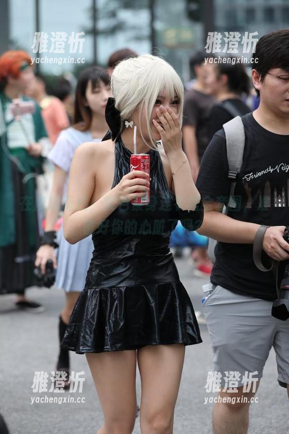 魔镜街拍 在魔镜街拍,紫色紧身连衣裙全套图,准备好你的心脏了吗?